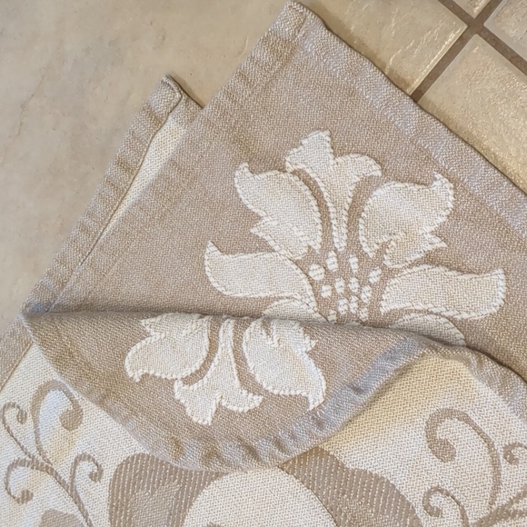 Damask Woven Jacquard Bedspread Tan And Cream With Pillow Sham - Picture 3 of 4